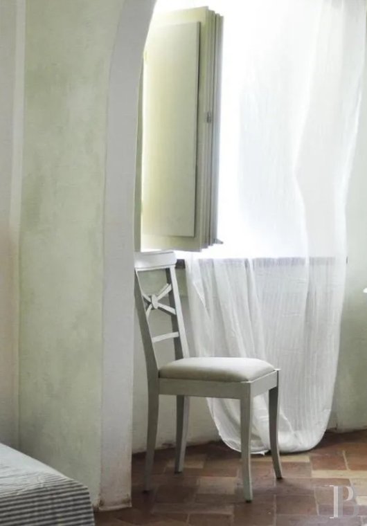 En Italie centrale, dans la région des Marches et à proximité d’Urbino, une ancienne ferme du 15e siècle dominant la campagne - photo  n°13